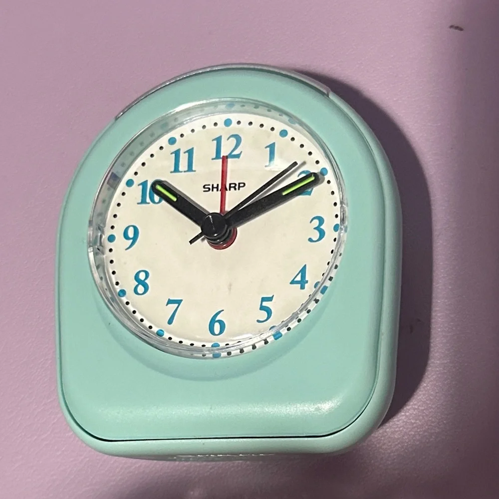 *FREE* Mint Green Clock - Compact Decorative Timepiece